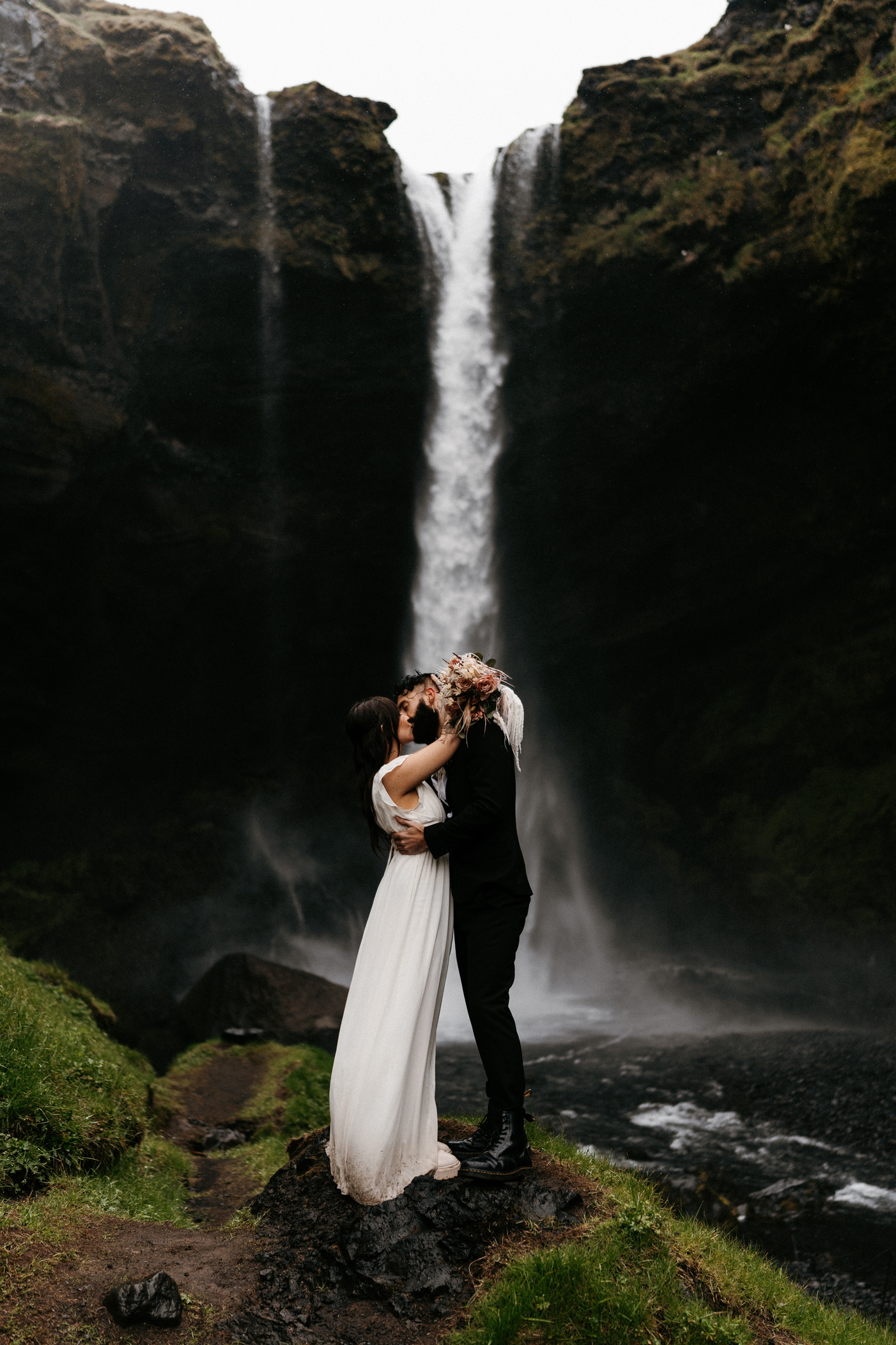 Una pareja contemplando una cascada